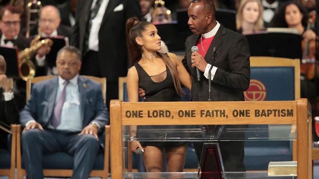 Ariana Grande Disebut Terima Pelecehan Seksual oleh Pastur
