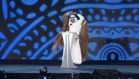  Al-Sabah berterima kasih pada Indonesia. Indonesia terima kasih banyak. Kami cinta kalian, ucap Al-Sabah dalam Bahasa Indonesia. Secara mengejutkan, Al-Sabah lalu membentuk heart symbol dengan kedua tangannya. Aksinya ini mendapat sambutan meriah dari para penonton. (Foto: ANTARA FOTO/INASGOC/Rosa Panggabean)