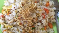 Nasi goreng China dengan paduan wortel dan sosis diberi taburan teri goreng. Sedap!  Foto : Instagram @chintya_mayang