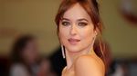 Seksi Bergaun Merah, Dakota Johnson Pamer Punggung