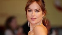 Tatapan tajam Dakota Johnson juga bikin sang aktris semakin menarik di depan kamera. (Photo by Vittorio Zunino Celotto/Getty Images)