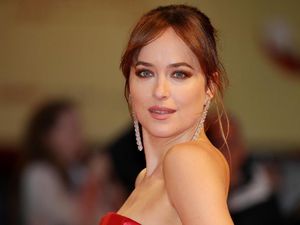 Susul Gwyneth, Chris Martin Siap Nikahi Dakota Johnson