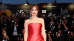 Seksi Bergaun Merah, Dakota Johnson Pamer Punggung