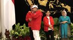 Senyum Orang Terkaya RI Tunjukkan Buku Tabungan Bonus dari Jokowi