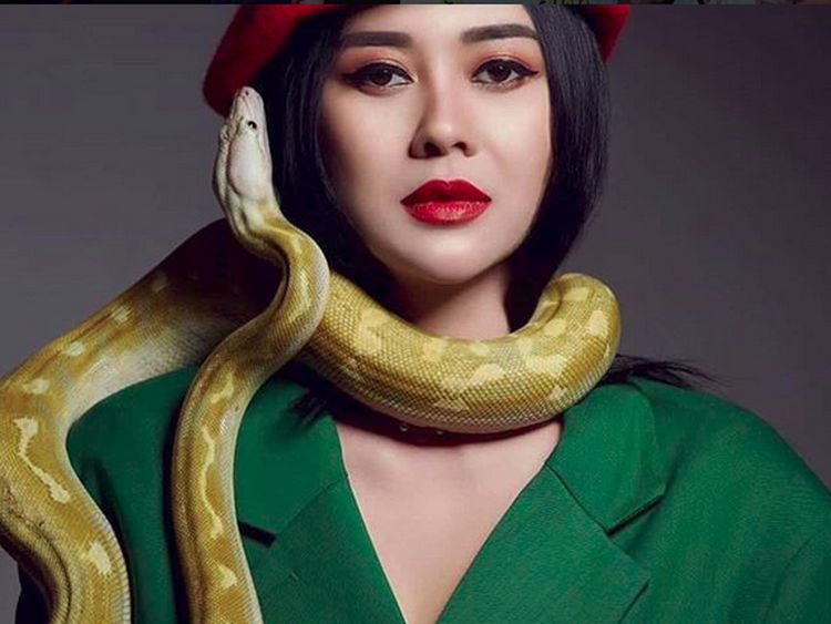 Awas Dipatuk! Aura Kasih Ngapain Main Sama Ular Sih?