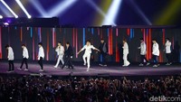 Mungkin tidak hanya para atlet karisma Super Junior buat seluruh penonton yang menyaksikan Penutupan Asian Games 2018 terkesima.