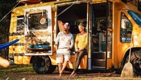 Pasangan asal Berlin Kai dan Julie ini membeli bus sekolah untuk dijadikan rumah. Istimewa/Inhabitat.