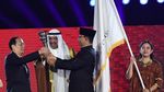 Foto: Detik-detik Anies Serahkan Obor Asian Games