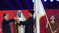 Anies mengembalikan obor Asian Games kepada Presiden Dewan Olimpiade Asia (OCA), Syeikh Ahmad Al Fahad Al Sabah dan Wali Kota Hangzhou Xu Liyi. (Foto: INASGOC/Irwin Fedriansyah)