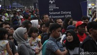 Antrean warga sebelum hujan turun di kawasan GBK.