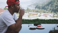 Joshua Matulessy atau dikenal sebagai JFlow merupakan seorang penulis lagu, rapper, produser musik. Lewat akun Instagramnya, ia kerap membagikan momen serunya saat kulineran. Foto: Instagram @jflowrighthere