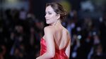 Seksi Bergaun Merah, Dakota Johnson Pamer Punggung