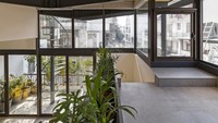 Rumah ini dibangun dengan kaca yang mendominasi. Tujuannya agar sinar matahari lebih banyak masuk ke dalam rumah. Istimewa/Inhabitat.