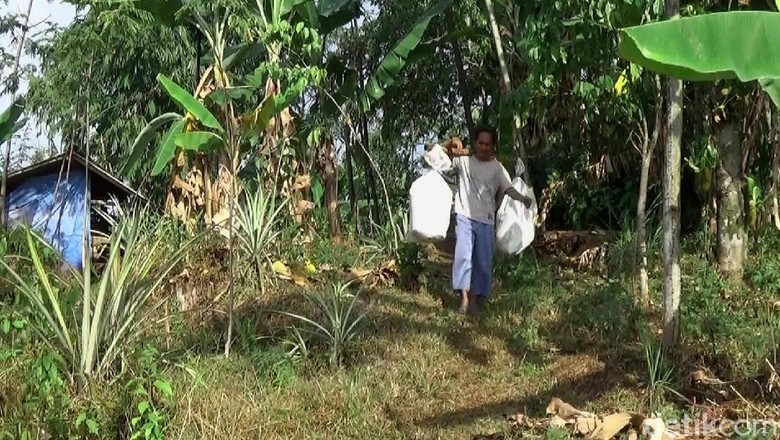Ramai-ramai Warga Bantu Keluarga Dasirin Pindah dari Kandang Kerbau Ramai-ramai Warga Bantu Keluarga Dasirin Pindah dari Kandang Kerbau