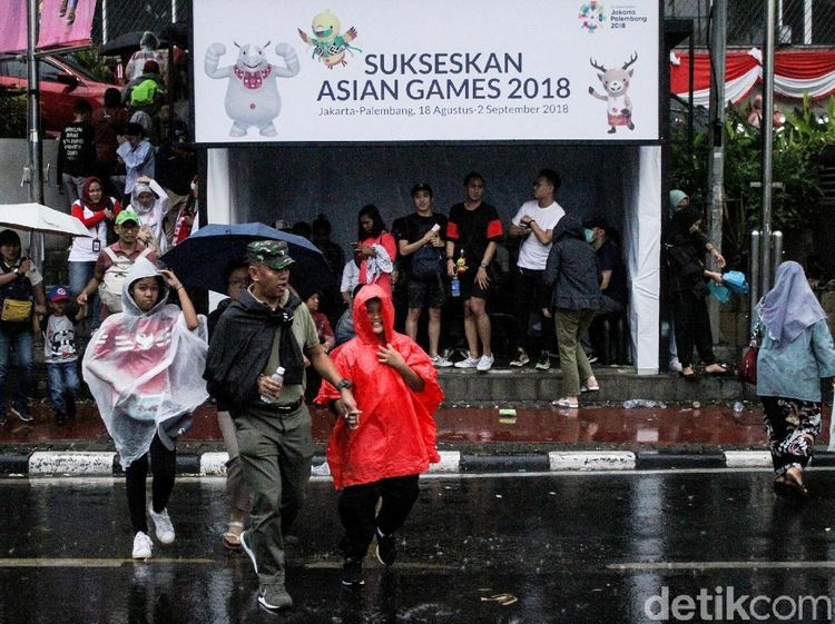 Hujan Deras, Warga Tetap Antusias Datangi GBK