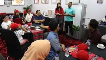 Pada kesempatan itu pula Telkomsel menghadirkan Atlet Sepak Bola, Firman Utina yang turut menemani pelanggan di 5G Experience Center Telkomsel di GBK. Foto: dok. Telkomsel