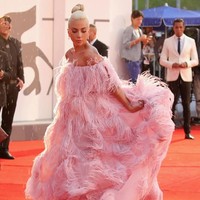 Gaun tersebut merupakan koleksi dari Valentino Couture rancangan Pierpaolo Piccioli. Dalam presentasinya di Paris Fashion Week Juli lalu, gaun yang sama diperagakan oleh Kaia Gerber. Foto: Vittorio Zunino Celotto/Getty Images