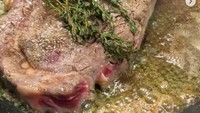 Kembali memasak, kali ini steak favorit anak laki-lakinya jadi inspirasi Ina. “Masakan kesukaan Matthew,” katanya. Foto: Instagram inathomas