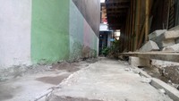Belakangan, jalan menuju rumah Pak RW menyempit karena ada pembangunan gedung oleh tetangganya. Jalan selebar 2 meter menjadi 1 meter. Konflik pun meruncing.