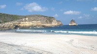 Inilah Pantai Bila Sayak di bagian selatan Lombok. Pantai ini punya keunikan yang bisa dikunjungi traveler. (Harianto/detikTravel)
