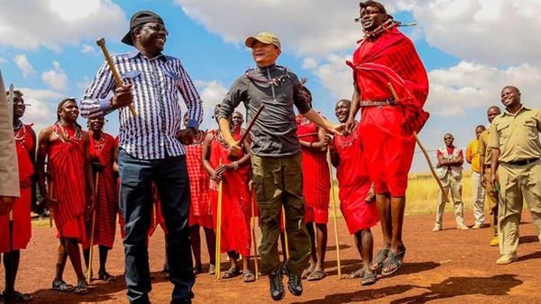 Jack Ma bersama Suku Maasai di Kenya (Reuters) Jack Ma bersama Suku Maasai di Kenya (Reuters)