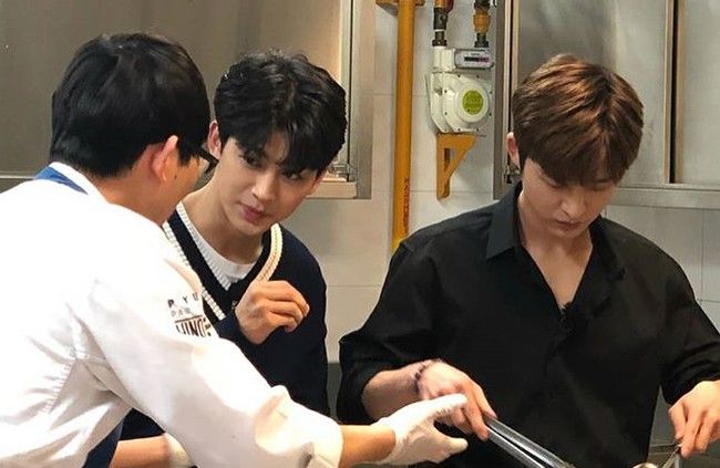 Gaya Keren Hanbin iKON hingga Rapper JFlow Saat Makan