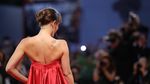 Seksi Bergaun Merah, Dakota Johnson Pamer Punggung
