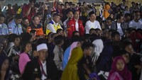 Jokowi bersama warga korban gempa nonton bareng upacara penutupan Asian Games 2018 di Lapangan Kecamatan Gunungsari, Lombok Barat, NTB, Minggu (2/9).  (Foto: ANTARA FOTO/Ahmad Subaidi)
