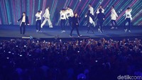 Selesai membawakan lagu pertama, meski bercucuran keringat, aksi Super Junior membawakan Mr. Simple dan Bonamana tetap semangat. Bahkan sorak penonton makin meriah ketika Bonamana menutup tampilan Super Junior.