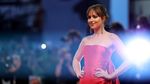 Seksi Bergaun Merah, Dakota Johnson Pamer Punggung