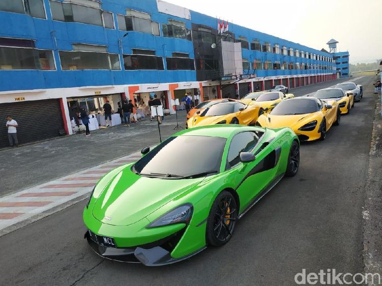 Mobil Super Kebut-kebutan di Sentul