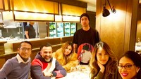 Bersama suami, dua anak dan rekannya, Ina menikmati makan malam di sebuah hotel. Wah, Ina dan anak perempuannya, Valerie, nampak mirip ya? Foto: Instagram inathomas