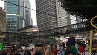Dari jauh, seperti ini penampakan penuhnya JPO depan GBK.