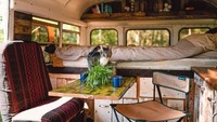 Namun Kai dan Jule memang tengah membutuhkan rumah yang bisa dibawa kemana saja ini mengubah bus tua menjadi hunian yang nyaman dan layak dtinggali. Istimewa/Inhabitat.