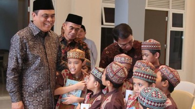 Kedekatan Chief de Mission Asian Games Syafruddin dengan Anak-anak