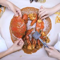 Asyiknya! Di 5 Tempat Ini Bisa Makan Seafood Pakai Tangan