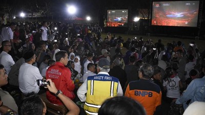 Momen Jokowi Nobar Closing Asian Games Bareng Korban Gempa Lombok