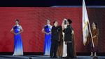 Foto: Detik-detik Anies Serahkan Obor Asian Games