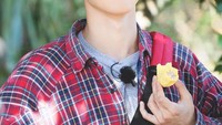 Foto candid ini menampilkan B.I saat asyik ngemil makanan. Meskipun diambil saat tak sadar kamera, B.I tetap terlihat menarik ya? Foto: Istimewa