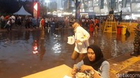 Genangan tersebut tak membuat antusias penonton mereda.