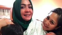 Caca Tengker pun terlihat tersenyum sambil bersandar di pundak Rieta Amilia, sama-sama cantik! Foto: (instagram Rieta Amilia)