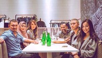  Kumpul keluarga paling enak diisi agenda makan bareng. Ini kekompakan keluarga Jeremy dan Ina Thomas. Foto: Instagram inathomas