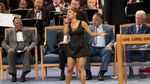 Seperti Ini Posisi Tangan Pastur yang Dinilai Lecehkan Ariana Grande