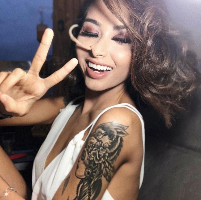 Nara Almeida, influencer cantik asal Brazil. Ia telah berjuang melawan kankernya selama kurang lebih satu tahun. Wanita dengan followers lebih dari empat juta di Instagram itu pada akhirnya tak kuat menahan sakitnya dan meninggal pada 21 Mei silam. Nara tutup usia di umur 24 tahun.  Foto: dok. Instagram