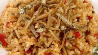 Kalau ini nasi goreng berbumbu cabe dengan taburan teri tawar goreng yang renyah. Simpel tapi menggiurkan ya?  Foto : Instagram @mrs.viriya