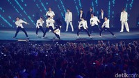 Super Junior sukses menghentak dan membuat histeris seluruh penonton.