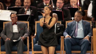 Seperti Ini Posisi Tangan Pastur yang Dinilai Lecehkan Ariana Grande