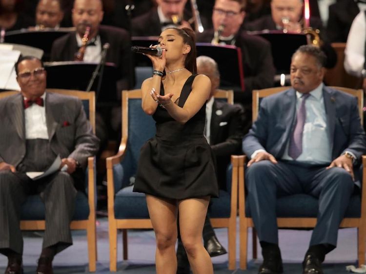 Seperti Ini Posisi Tangan Pastur yang Dinilai Lecehkan Ariana Grande