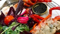 Selain masakan tradisional, Ina juga doyan caviar. Di London ia menikmatinya bersama kepiting segar dan salad sayuran. Nyam nyamm! Foto: Instagram inathomas