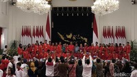 Para atlet peraih medali Asian Games 2018 saat berfoto dengan Jokowi  (Jordan-detik)